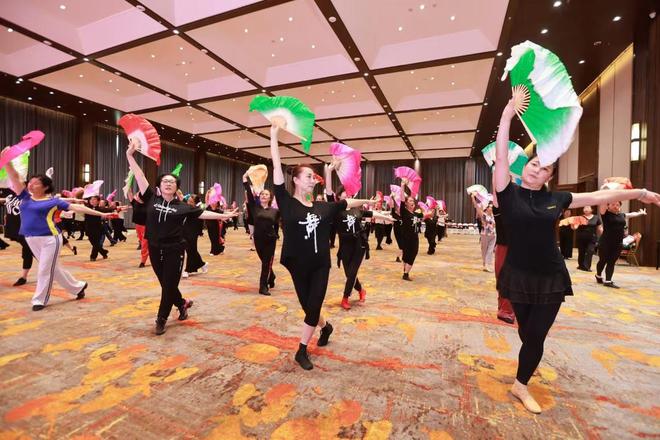 2024年全国老年人健身秧歌科学健身指导活动在枣庄开幕(图2)