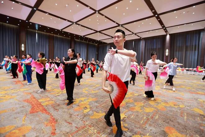 2024年全国老年人健身秧歌科学健身指导活动在枣庄开幕(图4)