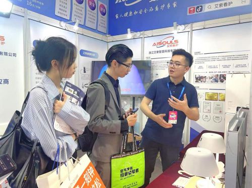 艾索看护参展中国(深圳)国际礼品、工艺品、钟表及家庭用品展(图4) 艾索看护参展中国(深圳)国际礼品、工艺品、钟表及家庭用品展(图4)