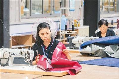 羽毛球、乒乓球、滑板看“中国造”体育用品“飞”向世界(图2) 羽毛球、乒乓球、滑板看“中国造”体育用品“飞”向世界(图2)